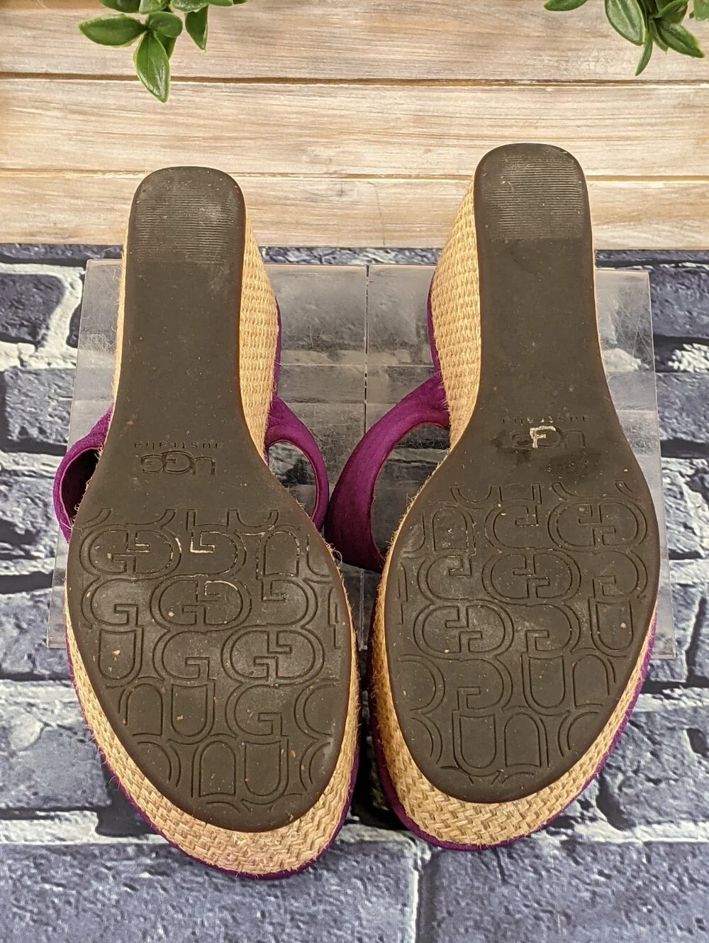 UGG 